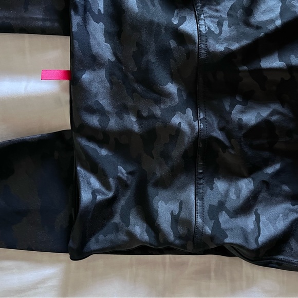 Spanx EcoCare seamless leggings in black camo - Picture 3 of 5